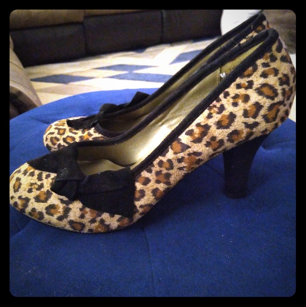 Women velvet leopard pumps